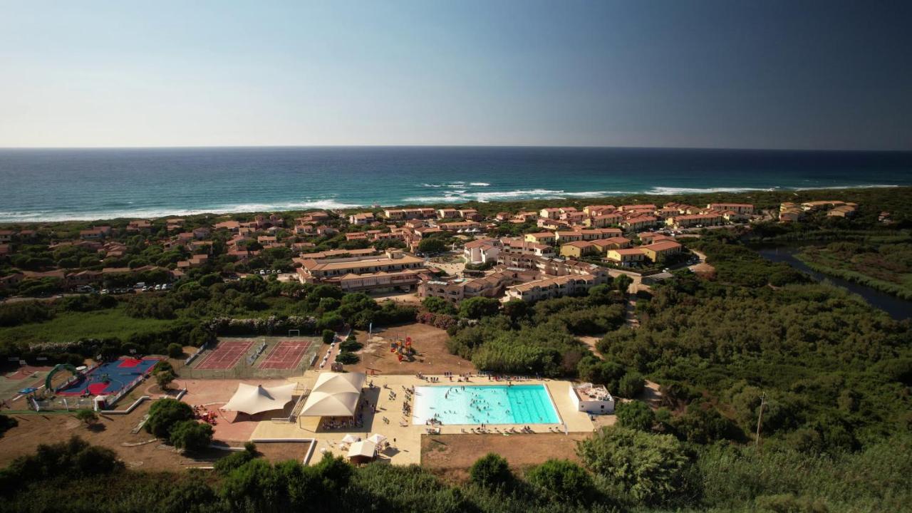 Baia Delle Mimose Aparthotel Badesi Bagian luar foto