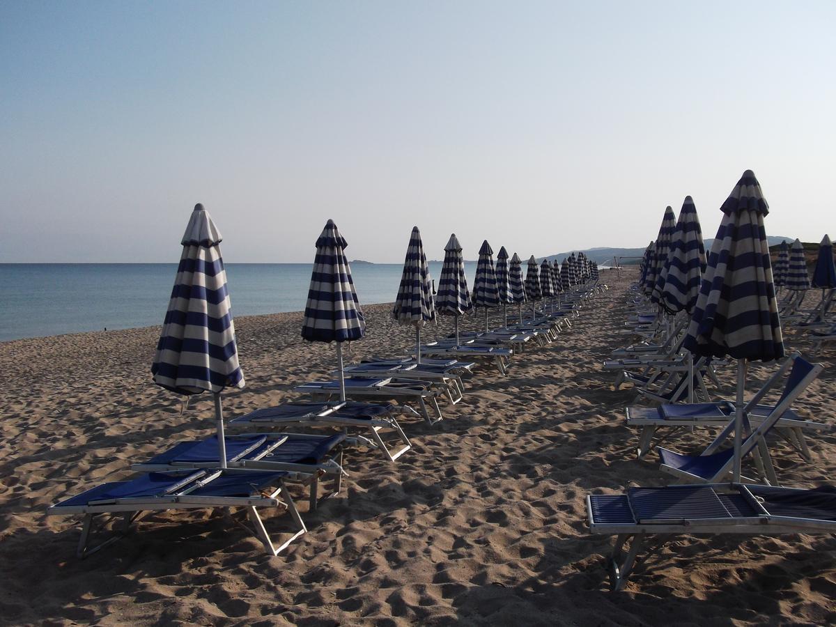 Baia Delle Mimose Aparthotel Badesi Bagian luar foto