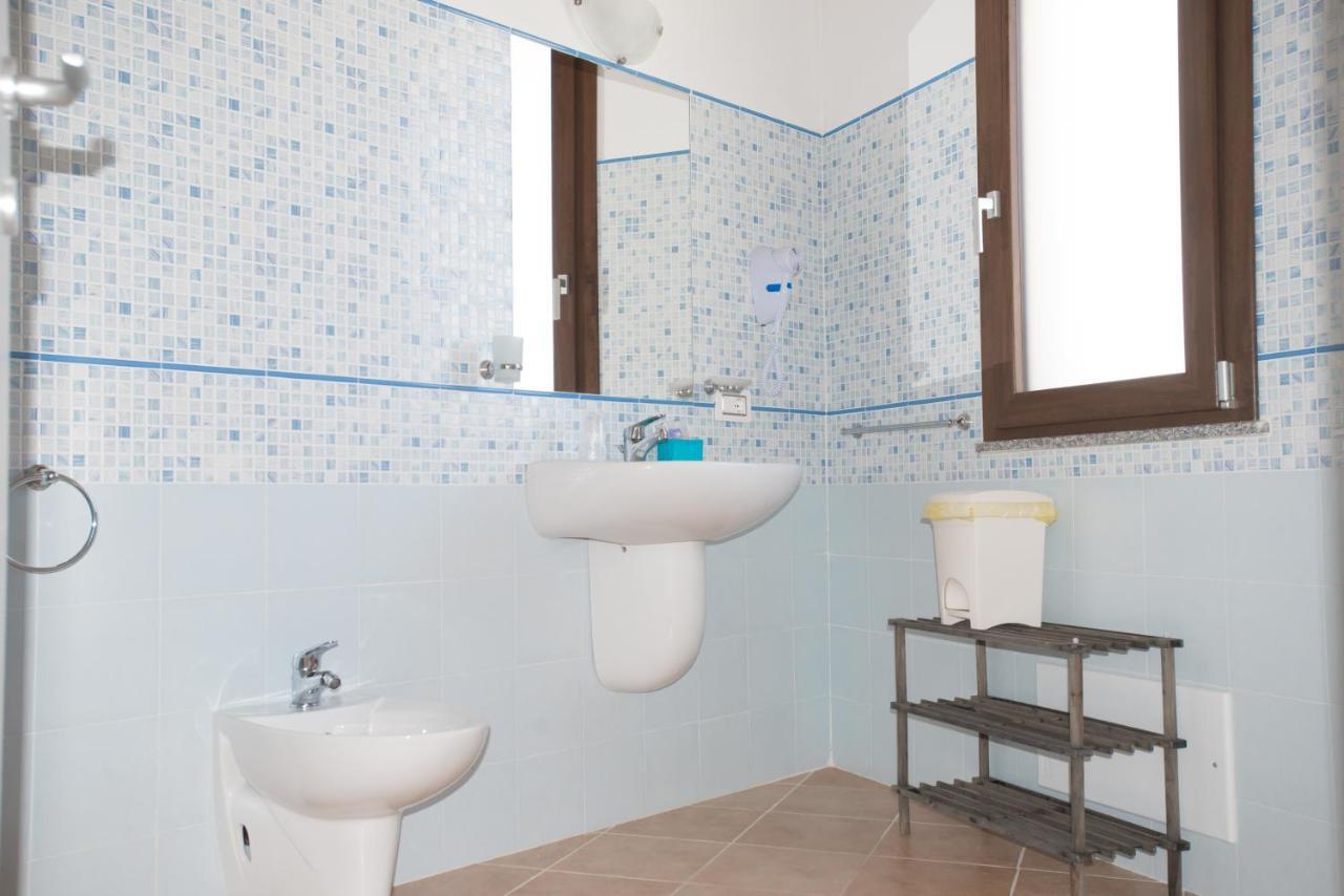 Baia Delle Mimose Aparthotel Badesi Bagian luar foto