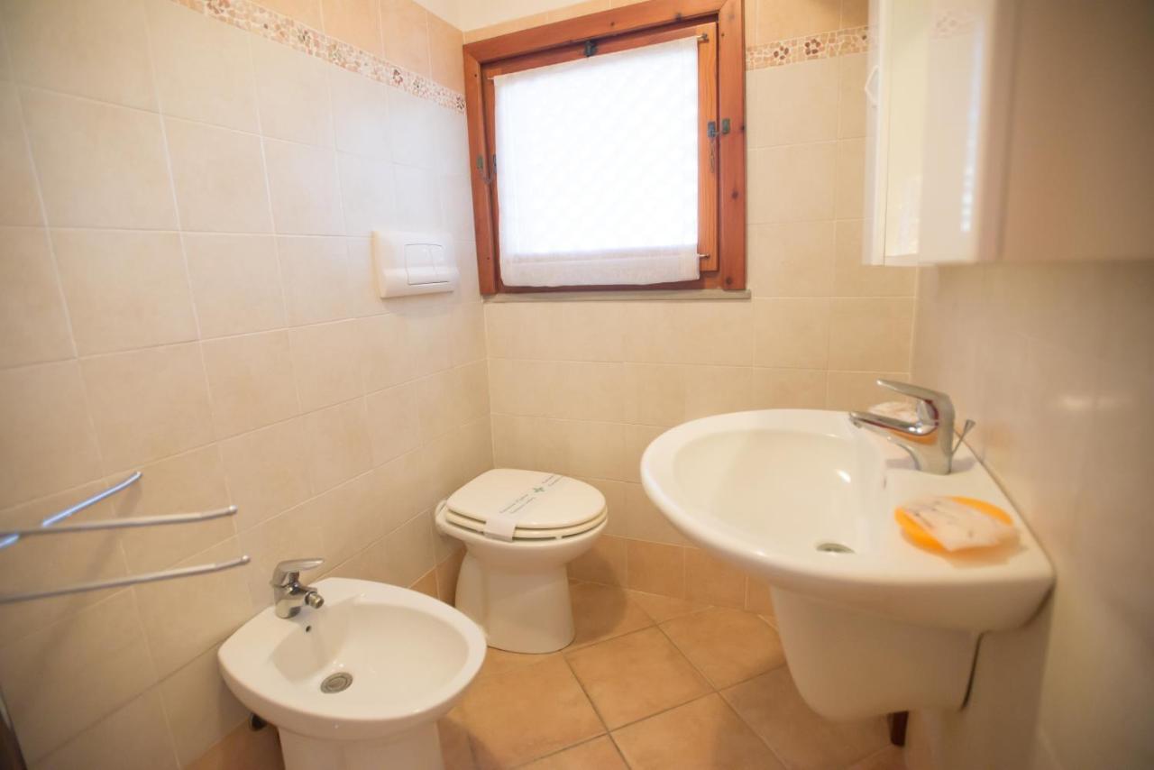 Baia Delle Mimose Aparthotel Badesi Bagian luar foto