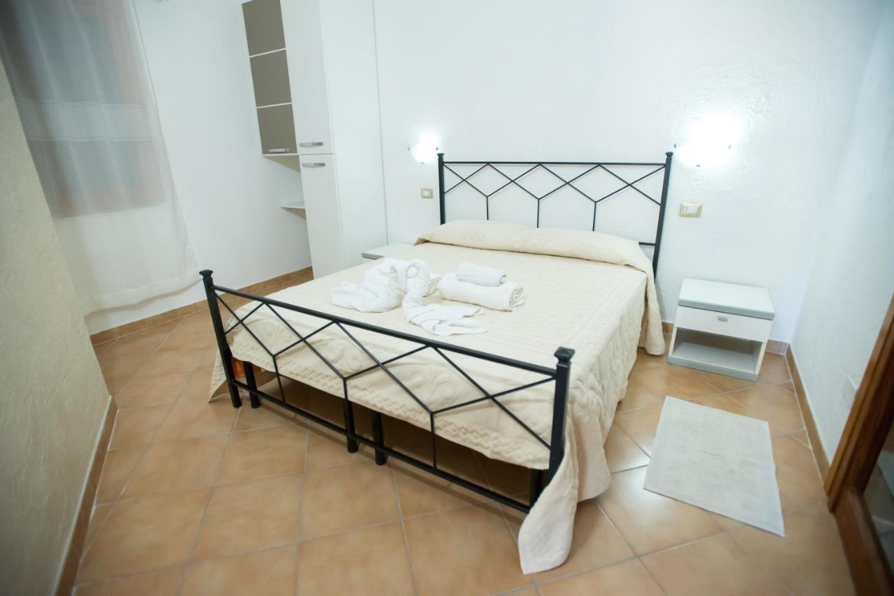 Baia Delle Mimose Aparthotel Badesi Bagian luar foto