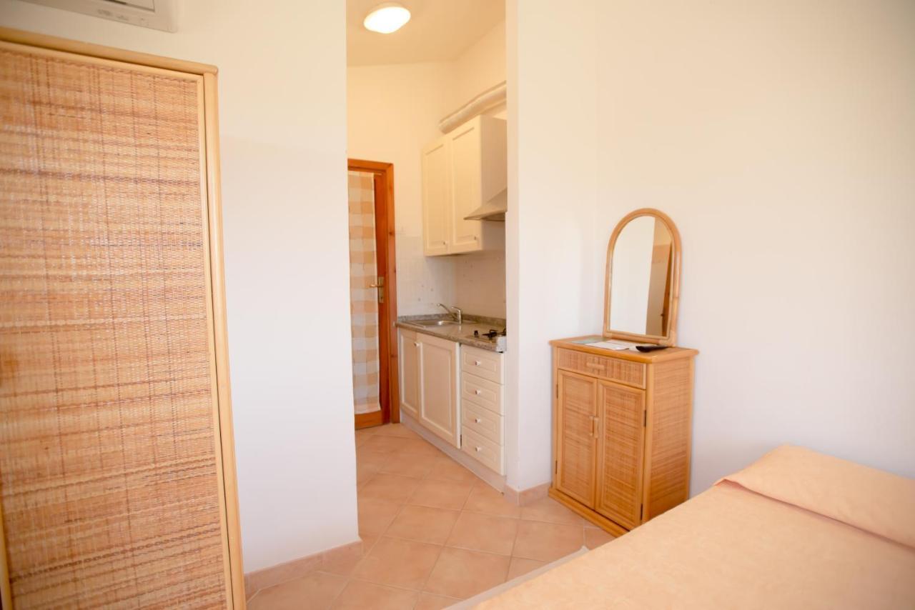 Baia Delle Mimose Aparthotel Badesi Bagian luar foto