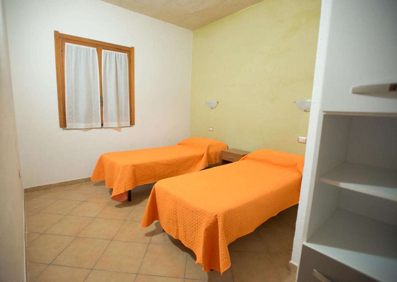 Baia Delle Mimose Aparthotel Badesi Bagian luar foto