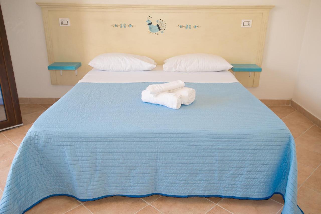 Baia Delle Mimose Aparthotel Badesi Bagian luar foto
