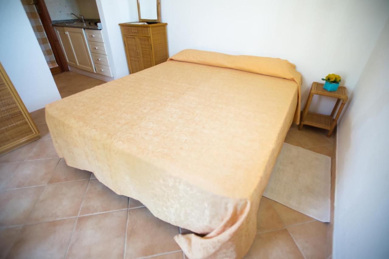 Baia Delle Mimose Aparthotel Badesi Bagian luar foto